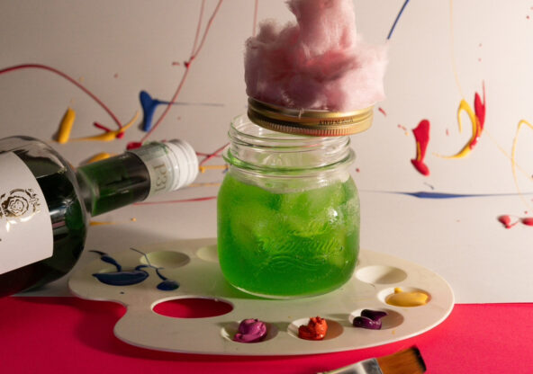 Cocktail Make Art a base di P31 Aperitivo Green con infuso di miele e agrumi, servito in barattolo con zucchero filato rosa, ricetta cocktail ispirato a Warhol e Pollock.