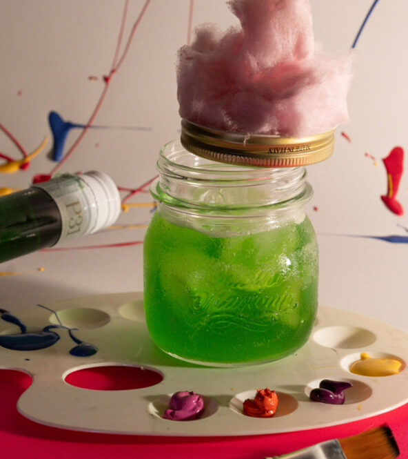 Cocktail Make Art a base di P31 Aperitivo Green con infuso di miele e agrumi, servito in barattolo con zucchero filato rosa, ricetta cocktail ispirato a Warhol e Pollock.