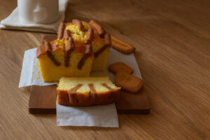 Ricetta Pound Cake con biscotti Lotus tagliata a fette su tagliere, dolce soffice per colazione o merenda