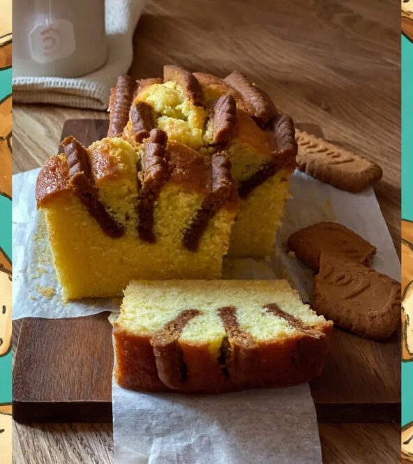 Ricetta Pound Cake con biscotti Lotus tagliata a fette su tagliere, dolce soffice per colazione o merenda