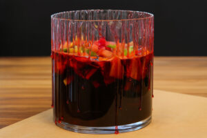 Ricetta Sangria di Halloween, cocktail alcolico fruttato con vino rosso e frutta fresca