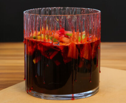 Ricetta Sangria di Halloween, cocktail alcolico fruttato con vino rosso e frutta fresca