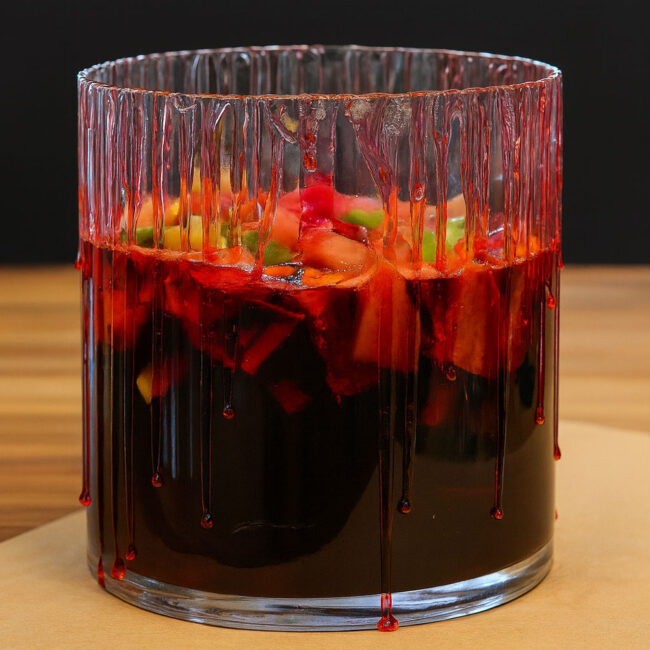 Ricetta Sangria di Halloween, cocktail alcolico fruttato con vino rosso e frutta fresca